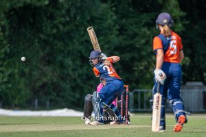 Frederique Overdijk aan het batten voor logologo VIDEO FIXTURES LADDERS STATISTICS 15:00 CEST 2 Sep 2022 T20 Broken image placeholder Netherlands Women 5/130(20) FairBreak won by 7 wickets Netherlands vs FairBreak Women's T20 Series Amsterdamse Bos Broken image placeholder FairBreak 3/133(17.2) Scorecard Ball by Ball Insights Highlights 1st Netherlands Women 5/130 1st FairBreak 3/133 BATTING R B 4 6 SR A DOWSE*† b AH Thomson 26 26 2 0 100 K TOMLINSON lbw b AH Thomson 54 48 10 0 112.5 J FOSTER lbw b Cd Lange 0 3 0 0 R MORETTI AVERY no 17 17 2 0 100 Z KHAN no 21 12 1 1 175 P MCGEOWN DNB B GAJIPRA DNB M HILL DNB G SHUKLA DNB M DEKELING DNB S NASIM DNB EXTRAS: 15 ( lb 4, nb 2, w 9) TOTAL: 133 (17.2 Overs) Fall of wickets: 82 (A Dowse) 83 (J Foster) 95 (K Tomlinson) BOWLING O M R W NB WD E LYNCH 3 0 33 0 1 0 G BLOEMEN 2 0 11 0 0 0 IV WONING 1 0 6 0 0 2 H LANDHEER 2 0 21 0 1 2 CD LANGE 4 0 16 1 0 0 AH THOMSON 4 0 30 2 0 4 F OVERDIJK 1.2 0 12 0 0 1 Netherlands Women tegen Fairbreak