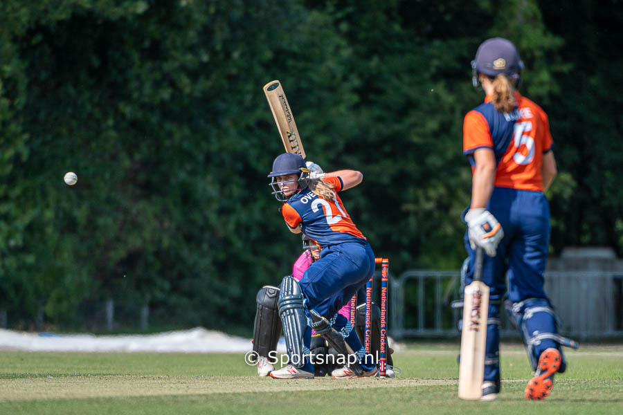 Frederique Overdijk aan het batten voor logologo VIDEO FIXTURES LADDERS STATISTICS 15:00 CEST 2 Sep 2022 T20 Broken image placeholder Netherlands Women 5/130(20) FairBreak won by 7 wickets Netherlands vs FairBreak Women's T20 Series Amsterdamse Bos Broken image placeholder FairBreak 3/133(17.2) Scorecard Ball by Ball Insights Highlights 1st Netherlands Women 5/130 1st FairBreak 3/133 BATTING R B 4 6 SR A DOWSE*† b AH Thomson 26 26 2 0 100 K TOMLINSON lbw b AH Thomson 54 48 10 0 112.5 J FOSTER lbw b Cd Lange 0 3 0 0 R MORETTI AVERY no 17 17 2 0 100 Z KHAN no 21 12 1 1 175 P MCGEOWN DNB B GAJIPRA DNB M HILL DNB G SHUKLA DNB M DEKELING DNB S NASIM DNB EXTRAS: 15 ( lb 4, nb 2, w 9) TOTAL: 133 (17.2 Overs) Fall of wickets: 82 (A Dowse) 83 (J Foster) 95 (K Tomlinson) BOWLING O M R W NB WD E LYNCH 3 0 33 0 1 0 G BLOEMEN 2 0 11 0 0 0 IV WONING 1 0 6 0 0 2 H LANDHEER 2 0 21 0 1 2 CD LANGE 4 0 16 1 0 0 AH THOMSON 4 0 30 2 0 4 F OVERDIJK 1.2 0 12 0 0 1 Netherlands Women tegen Fairbreak