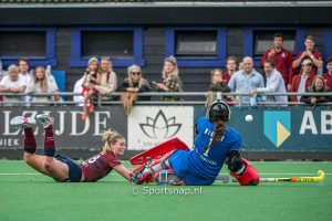 Alice Arnott van Klein Zwitserland probeert in haar val nog de bal voorbij keepster Iris Nikerk van Rotterdam te krijgen