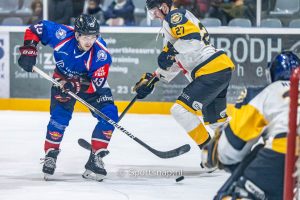 Bjorn Borgman van Hijs Hokij zet opnieuw de aanval in tegen Zoetermeer Panters ijshockey
